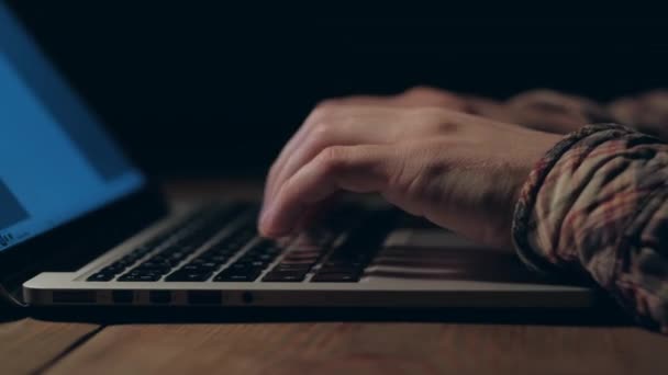 Руки человека, работающего ночью на ноутбуке . — стоковое видео