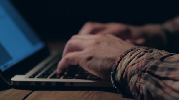 Τα χέρια ενός ανθρώπου που εργάζονται για το laptop το βράδυ. — Αρχείο Βίντεο