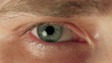 Kameraya bakan bir erkeğin gözünü kapat..