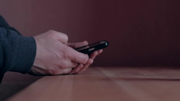 Mãos masculinas segurando celular de perto. Tela sensível ao toque, exibição de rolagem . — Vídeo de Stock