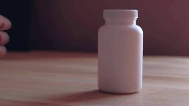 Человек Принимает Белую Бутылку Лекарства Концепция Зависимости Медицинских Препаратов Слоумоция — стоковое видео