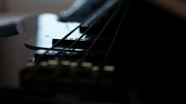 Manos abriendo la caja de guitarra. Concepto de inicio o rendimiento . — Vídeo de stock