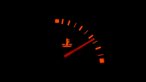 Kleurenafbeelding van een auto olie pictogram verlichting up op het dashboard. — Stockvideo