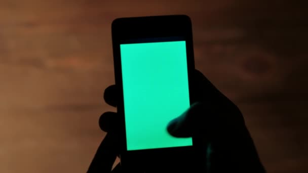 Мужчина с помощью смартфона ночью, с зеленым экраном — стоковое видео