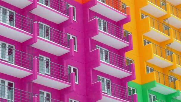 Крупним планом - кольорова багатоповерхова нова будівля. 4k . — стокове відео
