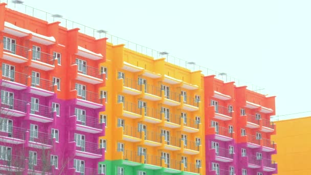 Gros plan - nouveau bâtiment de plusieurs étages de couleur. 4k . — Video