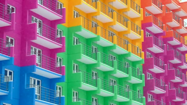 Gros plan - nouveau bâtiment de plusieurs étages de couleur. 4k . — Video