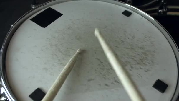 O baterista toca com paus em um tambor de laço, treinamento lição em casa. — Vídeo de Stock