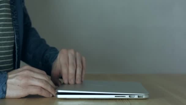 Handen van een man open laptop en surfen op internet. Close-up. Slowmotion — Stockvideo