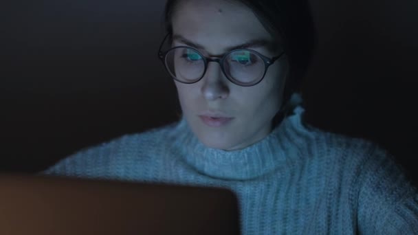 Retrato de una mujer trabajando en la computadora por la noche . — Vídeos de Stock