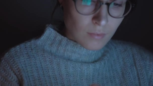 Inclinado hacia arriba tiro - Hermosa mujer uso de teléfono inteligente por la noche. De cerca. 4k . — Vídeos de Stock