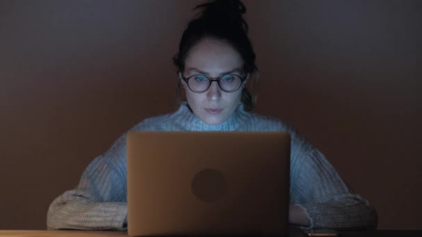 Mujer Linda Gafas Navegación Por Internet Habitación Oscura Uhd Retrato — Vídeo de stock