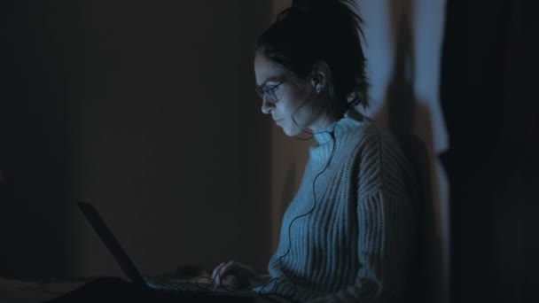 Le donne che lavorano al computer di notte ascoltano musica con cuffie e ballano — Video Stock