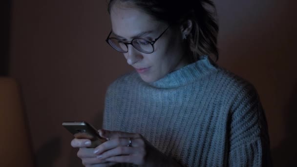 Atraktivní žena používá smartphone v noci. Zblízka. 4k. — Stock video
