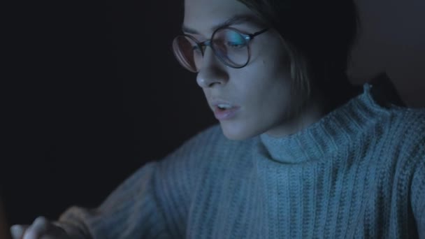 Tilt up shot - Mujer freelancer trabajando de noche en el cuaderno . — Vídeo de stock