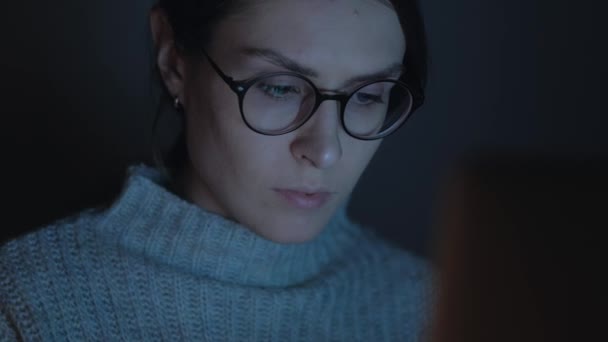 Attraente smartphone Femminile uso di notte. Chiudete. 4k . — Video Stock