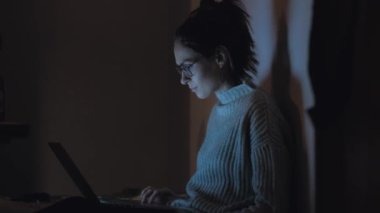 Esmer kız defter üzerinde gece evde çalışma. 