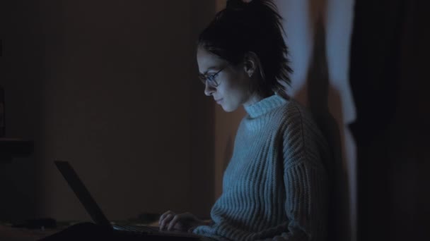 Bruna ragazza lavorando su notebook nella notte a casa . — Video Stock