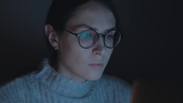 Tilt up shot -  Woman freelancer working at night at the notebook. — Stock Video