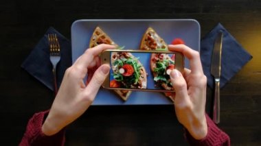 İştah açıcı yemek yanında smartphone restoranda fotoğraf çekme eller.