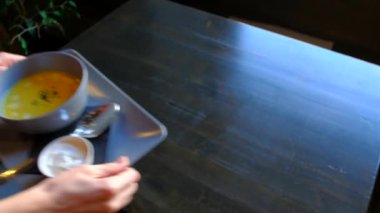Üstten Görünüm - garson tablo restoranda taze kabak çorbası sunar. 4k