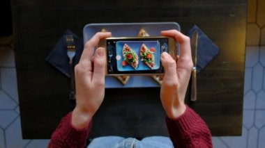İştah açıcı yemek yanında smartphone restoranda fotoğraf çekme eller.