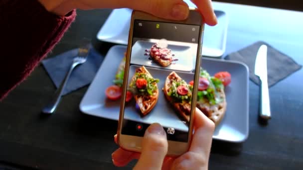 Kvinnans händer med Smartphone ta foto av mat innan äta i restaurang — Stockvideo