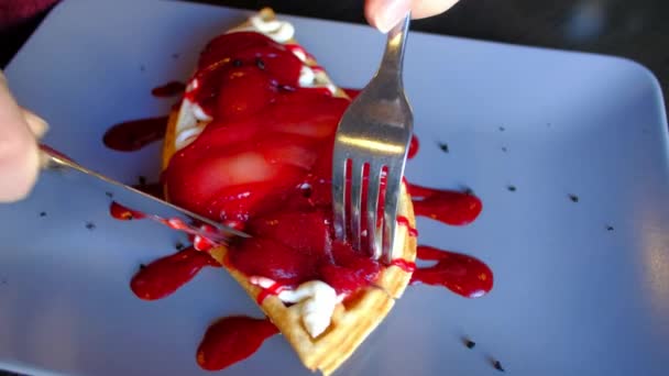 El primer plano - la mujer comen el postre del plato en la cafetería. 4k . — Vídeos de Stock