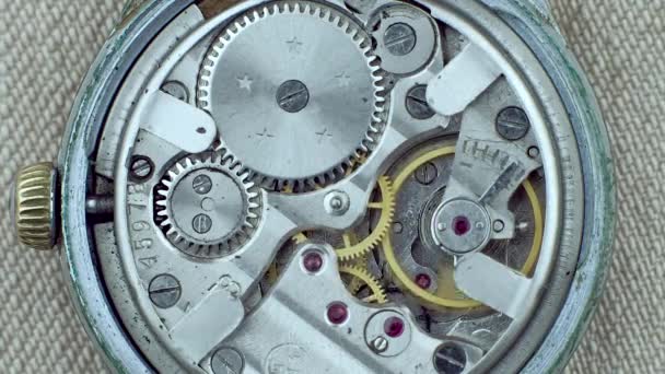 Παλιά vintage ρολόι μηχανισμός λειτουργεί με ελάττωμα. 4 k πλάνα μακρο — Αρχείο Βίντεο