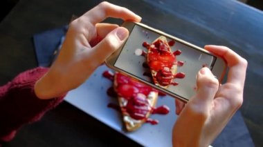 Kadının kullanma Smartphone almak fotoğraf, güzel iştah açıcı tatlı eller.