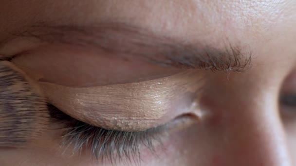 Imágenes macro: la mujer se maquilla los ojos . — Vídeo de stock