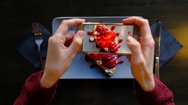 Kadının kullanma Smartphone almak fotoğraf, güzel iştah açıcı tatlı eller.