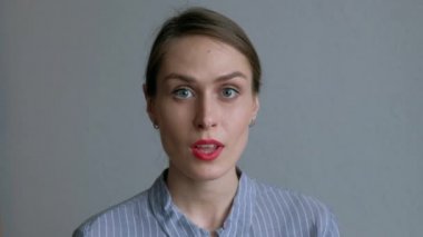 Genç şaşırmış ve şok genç kız portresi