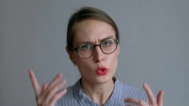 Son derece öfkeli kadın Yöneticisi beyaz arka planda seni azarlama. 4k UHD.