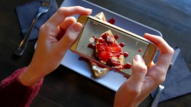 İştah açıcı yemek yanında smartphone restoranda fotoğraf çekme eller.