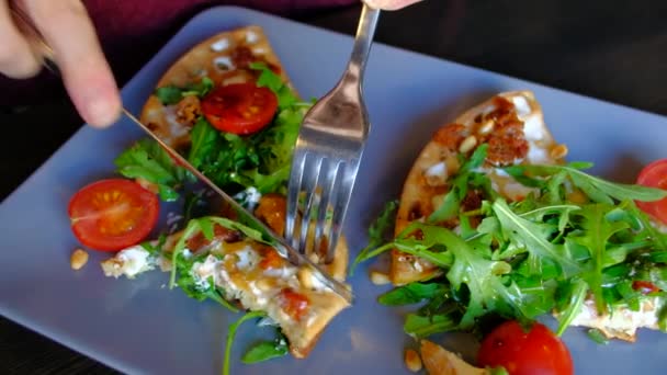 클로즈업-여자 먹고 카페에서 체리 토마토와 시금치, 요리 와플. — 비디오
