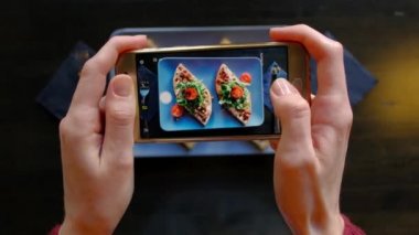 İştah açıcı yemek yanında smartphone restoranda fotoğraf çekme eller.