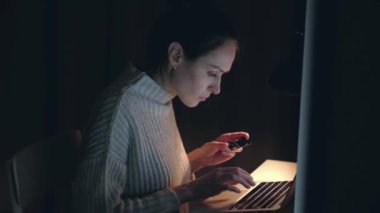 Kredi kartı ile online alışveriş satın laptop kullanarak güzel beyaz kadın.