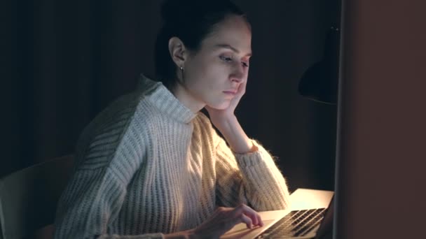 Милая женщина засыпает, работая за ноутбуком ночью. . — стоковое видео