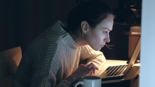 Mujer activa freelancer trabajando de noche en el cuaderno . — Vídeo de stock