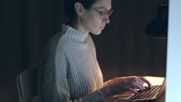 Actieve vrouw freelancer werken bij nacht op de laptop. — Stockvideo