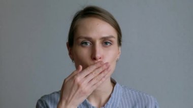 Genç kız, aşk, beyaz arka plan uçan öpücük.