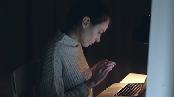 Compra femenina en línea de compras con tarjeta de crédito en casa utilizando portátil por la noche . — Vídeos de Stock