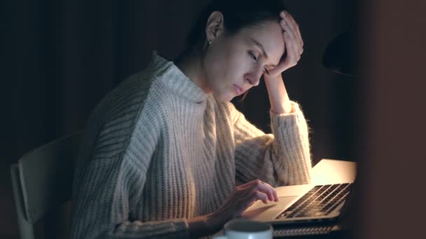 Frau schlief nachts ein, um den Computer eingeschaltet zu lassen. — Stockvideo