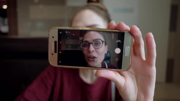 Fiatal Blogger regisztráló készülék Video-ra Smartphone. — Stock videók