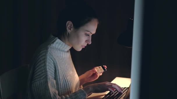 Radosny kobieta zakupy online, zakupy kartą kredytową za pomocą notebooka w nocy. — Wideo stockowe