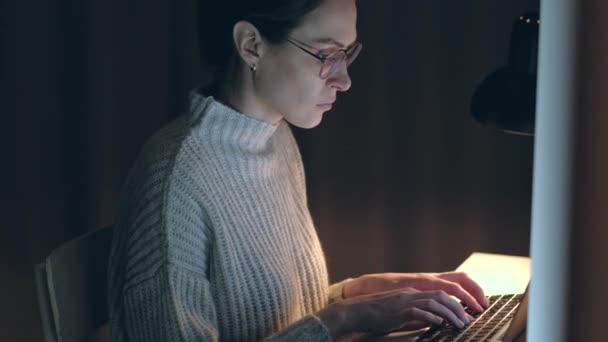 Schöne Frau, die nachts am Computer arbeitet. — Stockvideo