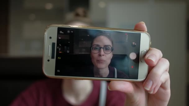 Mujer joven está transmitiendo en vivo en un teléfono inteligente — Vídeos de Stock