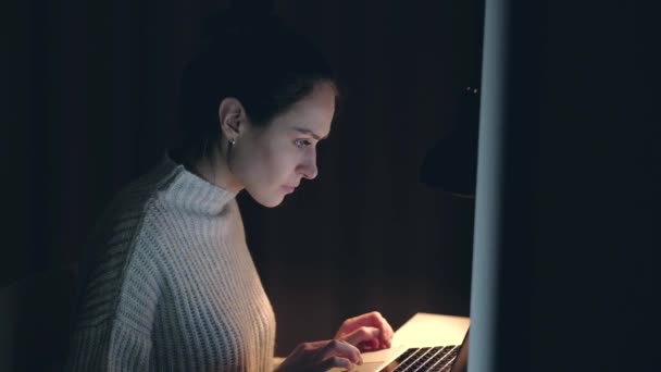 Joyful feminino compra compras on-line por cartão de crédito usando notebook à noite . — Vídeo de Stock