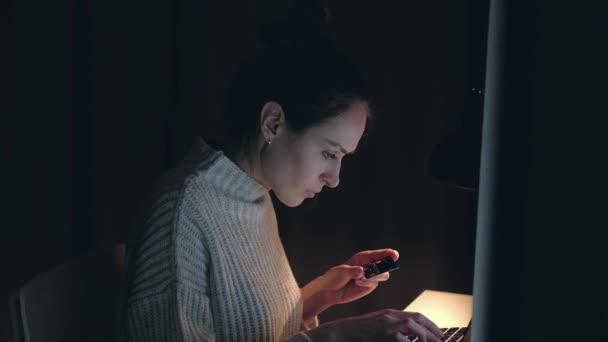 Vrouw kopen online winkelen met credit card in huis met behulp van de notebook in de nacht. — Stockvideo